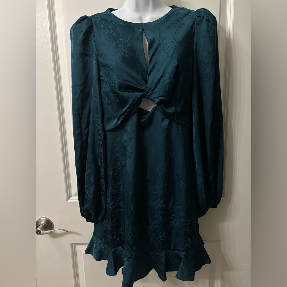 ASTR The Label Twist Front Dress Size Medium NWT *